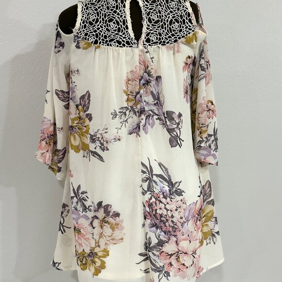 Beautiful off-white floral fully-lined dress with detailed rose lace - Picture 2 of 4